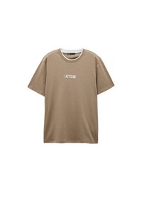 Brun bomulds T-shirt med korte ærmer, rund hals og hvid tekst "LAZY CLUB" på brystet. Blød tekstur, afslappet pasform og enkelt design.