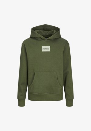 Felpa verde con tasca frontale e etichetta con logo, abbinata a pantaloni cargo beige e sneaker. La felpa ha una vestibilità rilassata e cappuccio regolabile.