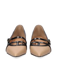 Zapatos planos en tonos marrón claro y negros con punta puntiaguda, dos correas negras en la parte superior con un detalle de hebilla dorada y una textura suave.
