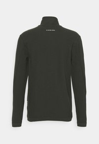 Suéter negro de manga larga con cuello alto y pequeño logotipo blanco "G-STAR RAW" centrado cerca del cuello en la parte superior de la espalda.