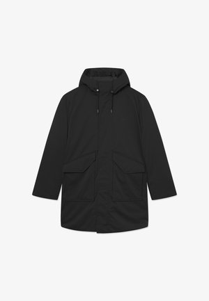 Parka noire imperméable avec capuche, cordon de serrage, fermeture éclair à l'avant et deux grandes poches à rabat à l'avant.