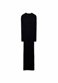 Abito nero a coste, lungo fino ai piedi, con maniche lunghe e scollatura a girocollo. Il tessuto è testurizzato e aderente, evidenziando una silhouette elegante.