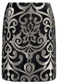 Jupe noire ornée d'une broderie métallique argentée complexe avec des motifs tourbillonnants et floraux, mettant en valeur un fini en tissu texturé.