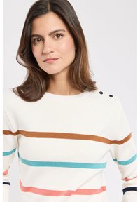 Pull en tricot blanc avec des rayures horizontales marron, teal, rose et marine ; il présente deux boutons noirs sur l'épaule et une texture côtelée.