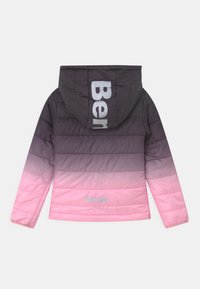 Padded jacket w gradientowych kolorach od ciemnego fioletu do jasnego różu. Posiada kaptur, poziome pikowanie i logo "Bench" na plecach.