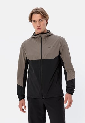 Die Herrenjacke von Vaude verfügt über ein zweifarbiges Design mit einem grauen oberen Teil und einem schwarzen unteren Abschnitt, hergestellt aus leichtem, wasserabweisendem Stoff.