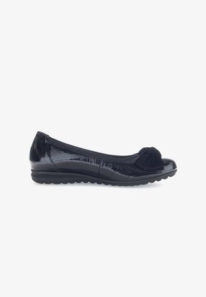 Ballerines en cuir verni noir avec un bout arrondi, ornées d'un nœud décoratif noir sur le devant et d'une semelle en caoutchouc flexible.