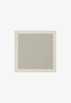 Kwadratowy jedwabny szalik w jasnym kremowym kolorze, ozdobiony powtarzającym się wzorem małych czarnych i ciemnoniebieskich motywów kwiatowych na jasnym tle.