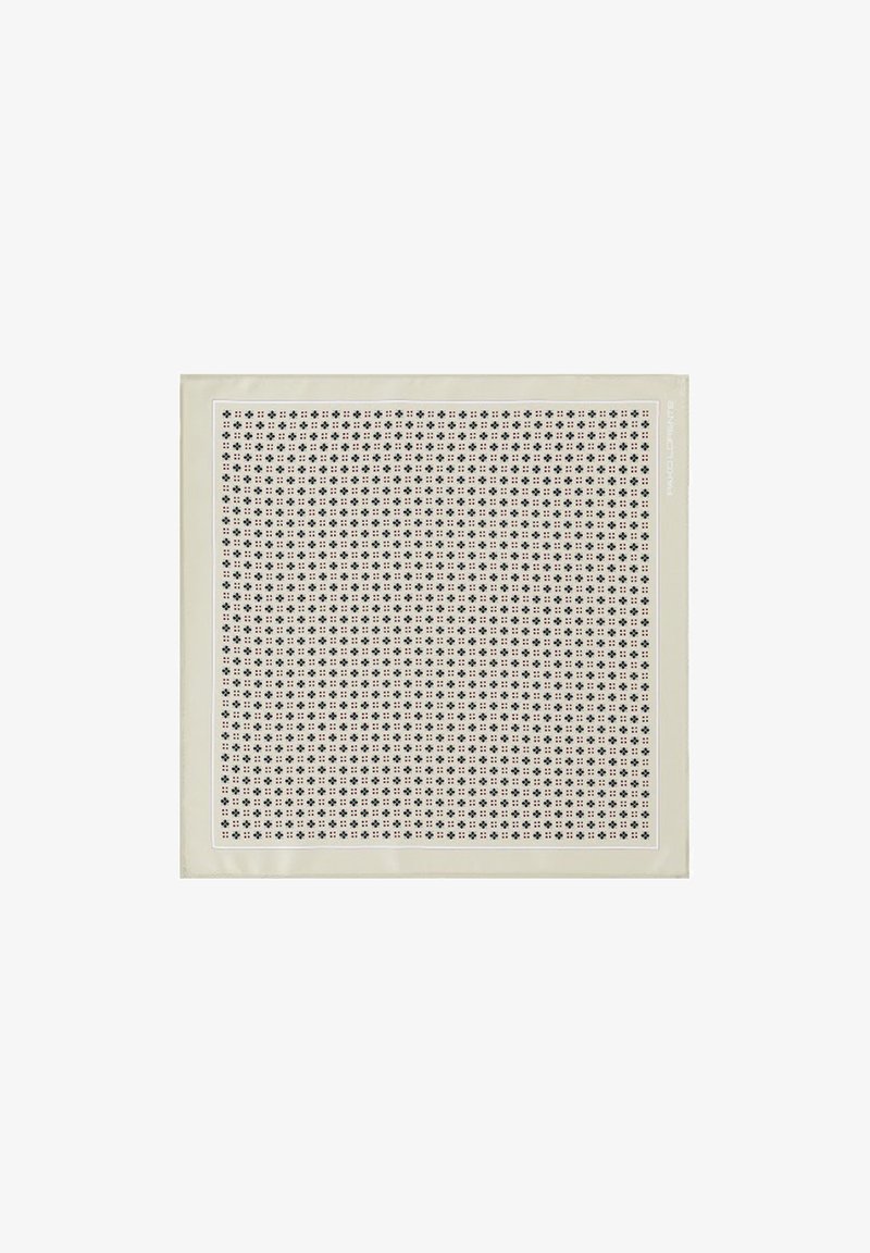 Kwadratowy jedwabny szalik w jasnym kremowym kolorze, ozdobiony powtarzającym się wzorem małych czarnych i ciemnoniebieskich motywów kwiatowych na jasnym tle.
