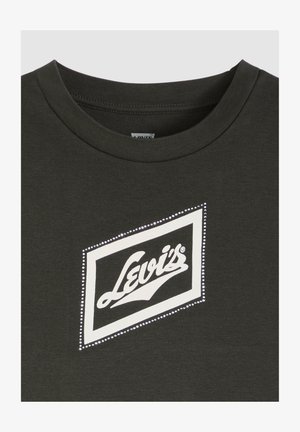 Maglietta verde scuro con scollo rotondo e logo rettangolare a punti bianchi che contiene il nome del marchio "Levi's" stilizzato al centro.