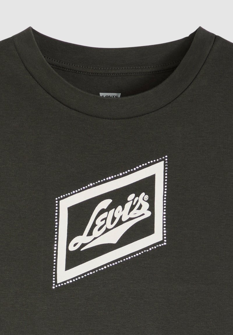 Donkergroen shirt met ronde hals en een wit, gestippeld rechthoekig logo met in het midden de gestileerde merknaam "Levi's".