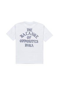 Witte katoenen t-shirt met op de achterkant de tekst "DE BALANS VAN TEGENSTELLINGEN" in donkerblauwe, decoratieve typografie. Korte mouwen en ronde hals.