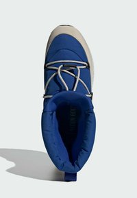 Blå och beige vadderad boot med rundad form, elastiska snören och mönstrad sula. Har en dragflik vid hälen för enkel påtagning.