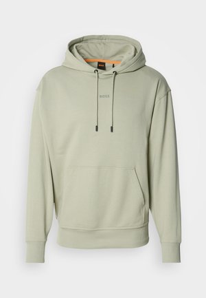 Svijetlozelena kapuljača u mekom materijalu. Ima prednji džep, vezice i suptilan logotip "BOSS" na prsima.