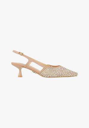 Talons slingback en nude avec un bout pointu, ornés de strass irisés et dotés d'un talon à bloc transparent.