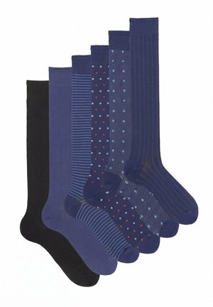 Sei paia di calzini da uomo al ginocchio in nero, blu tinta unita, blu a righe, blu con puntini rossi e bianchi, blu con puntini azzurri e blu con sottili righe marroni.