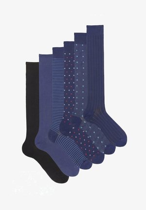 Sechs Paar Herren-Kniestrümpfe in Schwarz, einfarbig Blau, Blau gestreift, Blau mit roten und weißen Punkten, Blau mit hellblauen Punkten und Blau mit dünnen braunen Streifen.