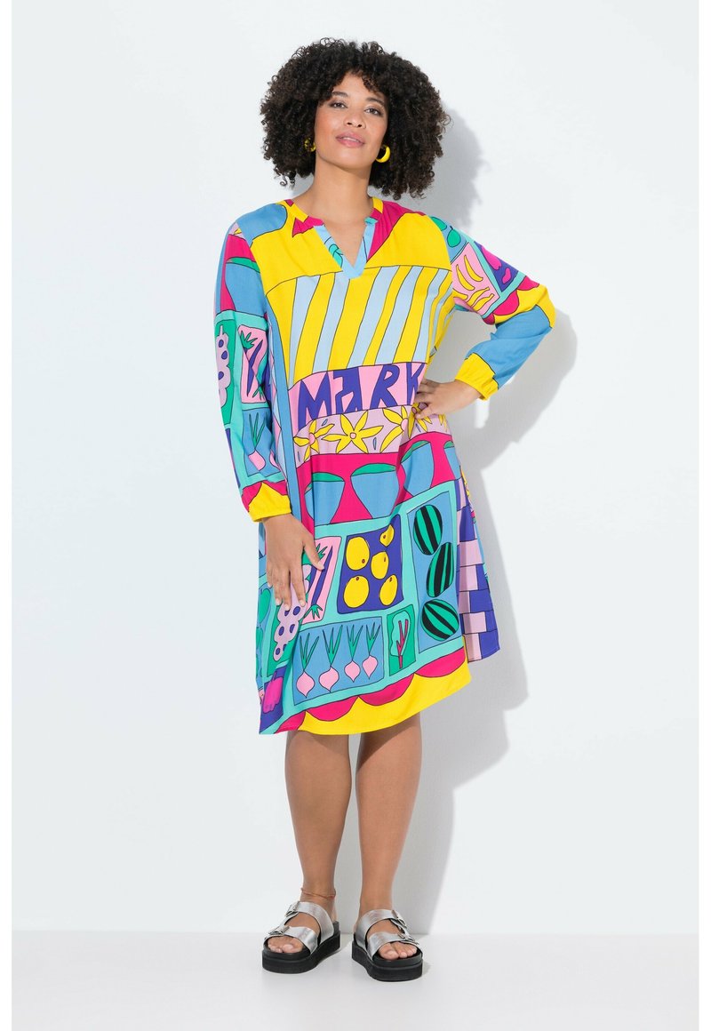 Vestido colorido con una variedad de patrones audaces que incluyen diseños florales, geométricos y de frutas. Cuenta con cuello y mangas largas.