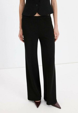 - Spodnie materiałowe