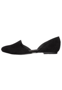 Chaussure plate en daim noir avec une silhouette mince, des côtés ouverts et une semelle plate. Texture lisse avec un minimum de détails et sans matériel.