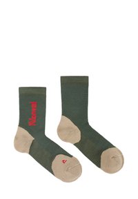 Calcetines verde oscuro con acentos beige en la punta y el talón, con un patrón texturizado y un logo rojo de "Noruega" en un lado.
