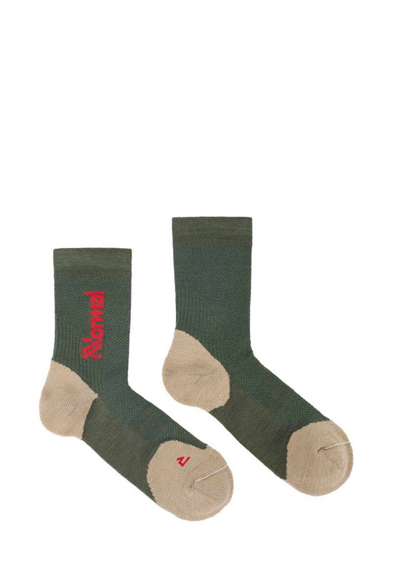 Calcetines verde oscuro con acentos beige en la punta y el talón, con un patrón texturizado y un logo rojo de "Noruega" en un lado.