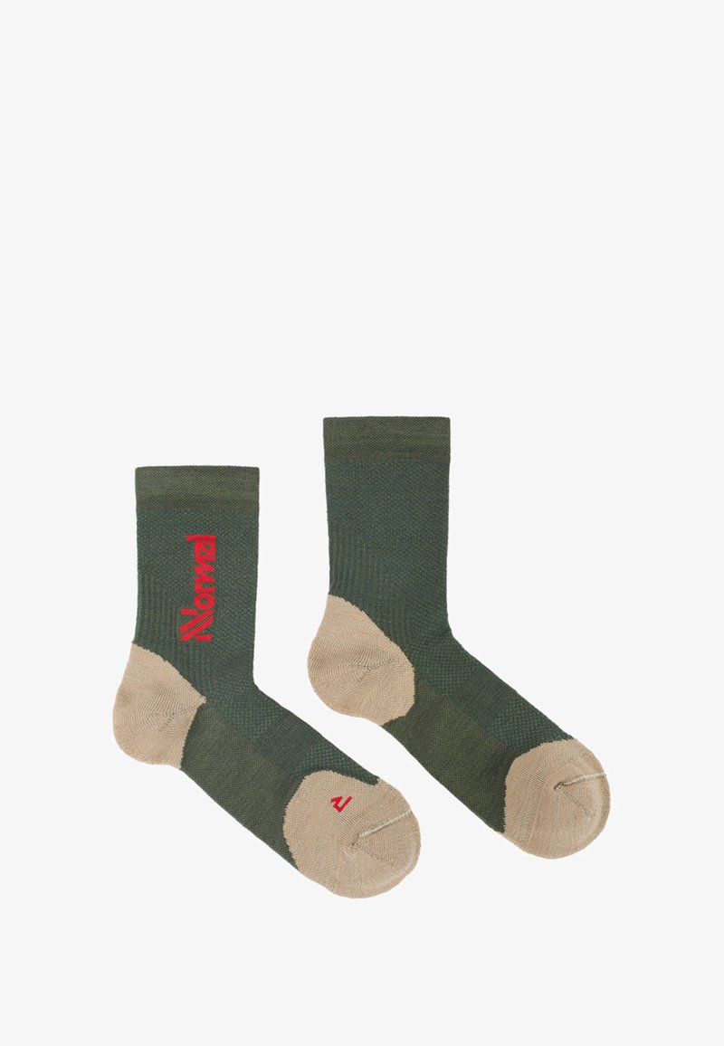 Calcetines verde oscuro con acentos beige en la punta y el talón, con un patrón texturizado y un logo rojo de "Noruega" en un lado.