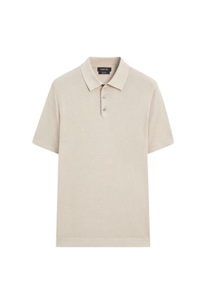 Beige Baumwoll-Poloshirt mit kurzen Ärmeln, dreiknöpfiger Knopfleiste und geripptem Kragen. Weiche Textur mit minimalistischem Design.