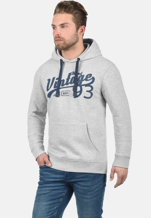 Grijze hoodie gemaakt van een katoenmix, voorzien van een voorzak, trekkoord halslijn en marineblauw vintage tekst gedrukt op de borst.