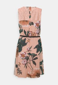 Robe pêche sans manches avec grand imprimé floral, haut en dentelle sur la poitrine, boutons sur le devant et fine ceinture noire à la taille.