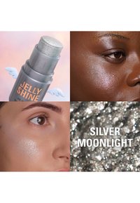 Kosmetisk stift merket "Jelly Shine" i grått med sølvskimrende effekt. Nærbilder av påført produkt på huden som viser en glødende finish. Tekst "Silver Moonlight."