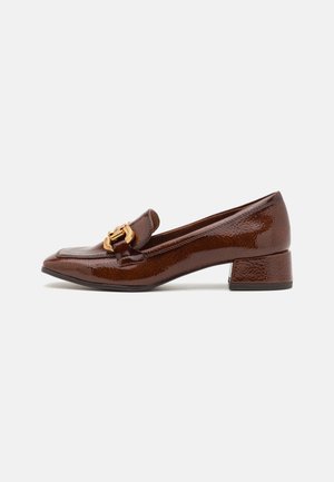 Brauner Lackleder-Loafer mit niedrigem Absatz, quadratischer Spitze und goldener dekorativer Schnalle auf weißem Hintergrund.