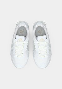 Hvite atletiske sko med teksturert mesh-overdel, snøring og gummi yttersåle. Har subtil adidas-logo i gull.