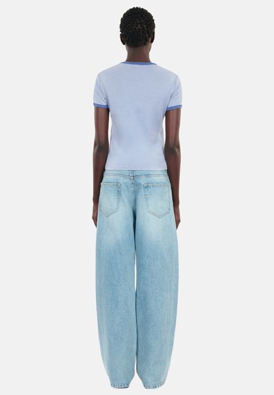 The Kooples SÉRI NO RISK MANCHES COURTES - Camiseta estampada - stone blue