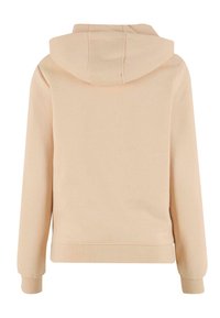 Sudadera con capucha color beige de corte clásico, hecha de una tela suave. Presenta un bolsillo canguro y puños y dobladillo de canalé. Se muestra vista posterior.