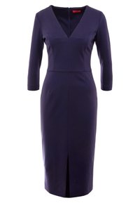 Mörkblå, figursydd klänning med V-ringning, trekvartsärmar och en framtill slits. Tillverkad av ett slätt tyg med sömdetaljer.