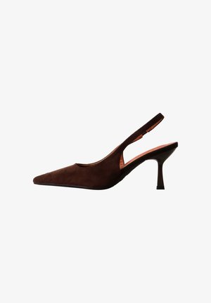 Mørkebrun ruskind spids tå slingback sko med en slank mellemhøj hæl på hvid baggrund.