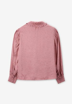 Langärmlige rosa Bluse mit einem subtilen Tiermuster, gerafften Ärmeln und einem rüschengeschmückten Kragen. Glatte Textur mit knöpfbaren Manschetten.