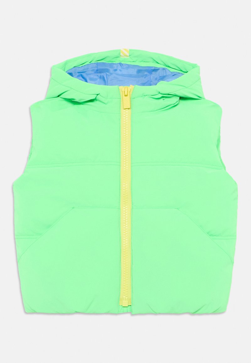 Zaļš pūšanas veste ar dzeltenu rāvējslēdzēju priekšpusē, regulējamu kapuci un sānu kabatām. Gluda tekstūra ar kontrastējošu zilu iekšējo odere.