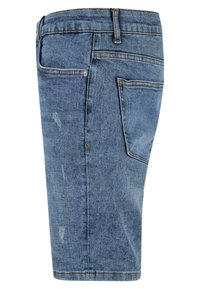 Shorts en denim bleu clair avec un design classique à cinq poches. Présente un léger effet usé et des coutures contrastantes le long des coutures.