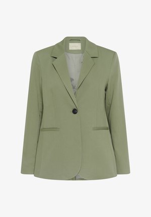 Blazer vert avec un seul bouton noir, revers crantés, deux poches avant, et une texture lisse. Coupe décontractée, avec une doublure intérieure douce.