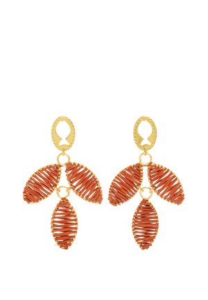 Kolczyki w odcieniu złota z trzema splecionymi, rdzawego koloru owalnymi kształtami zawieszonymi na okrągłych sztyftach z wycięciami.