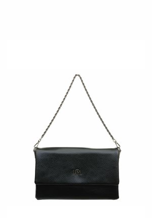 Borsa a tracolla in pelle nera con un rivestimento testurizzato, dotata di chiusura a patta, tracolla in catena argentata e logo impresso sul davanti.