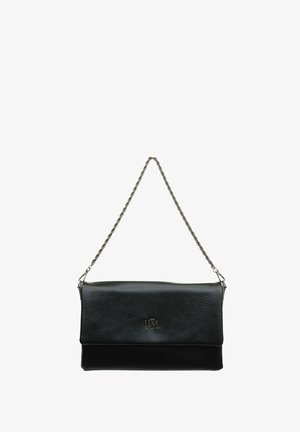 Schwarze Ledertasche mit strukturiertem Finish, ausgestattet mit einem Klappenverschluss, silberner Kettenriemen und einem auf der Vorderseite eingeprägten Logo.