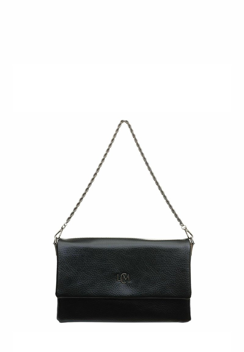 Borsa a tracolla in pelle nera con un rivestimento testurizzato, dotata di chiusura a patta, tracolla in catena argentata e logo impresso sul davanti.