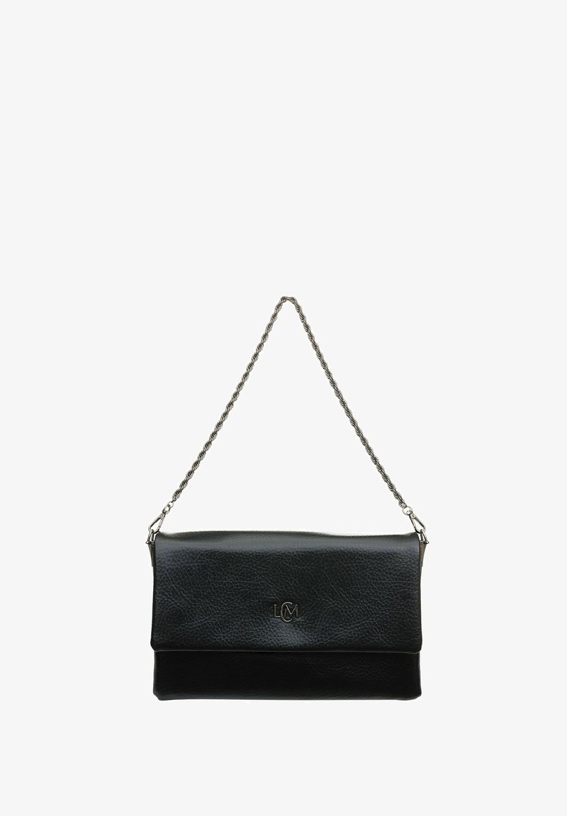 Sac à main en cuir noir avec une finition texturée, doté d'une fermeture à rabat, d'une bandoulière en chaîne argentée et d'un logo embossé sur le devant.