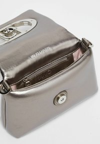LIU JO FOIL-EFFECT LAPUFFY  - Bandolera - silver coloured