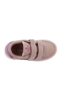 Baskets rose clair avec deux bandes Velcro, dessus en suede texturé et en mesh, bout arrondi, semelle blanche et logo au talon.