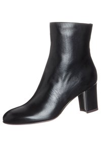 Černá kotníková bota z kůže s kulatou špičkou a blokovým podpatkem. Hladká textura, minimalistický design, výška sahající ke střední části lýtka.
