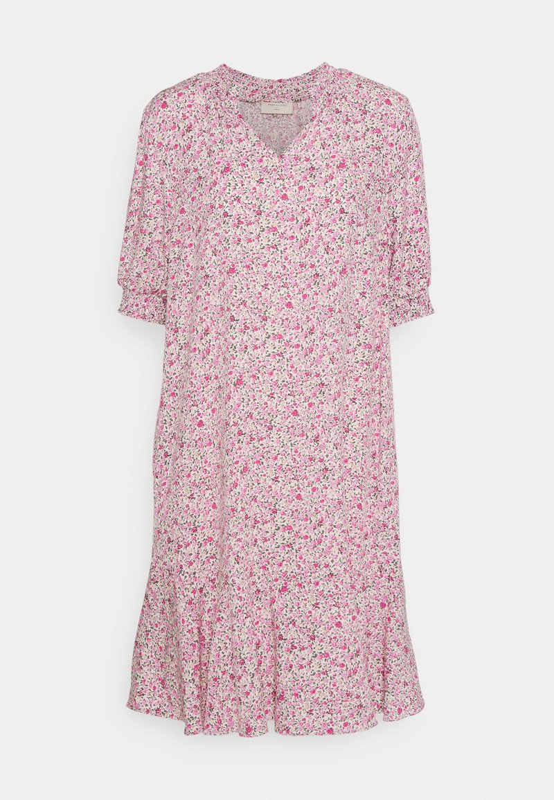 Jasnoróżowa sukienka do połowy łydki z małym różowo-brązowym kwiatowym wzorem, dekoltem w serek, bufkami o długości do łokcia oraz falbaną na dole.